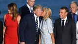 Frankreichs First Lady Brigitte Macron küsst US-Präsident Donald Trump auf die Wange
