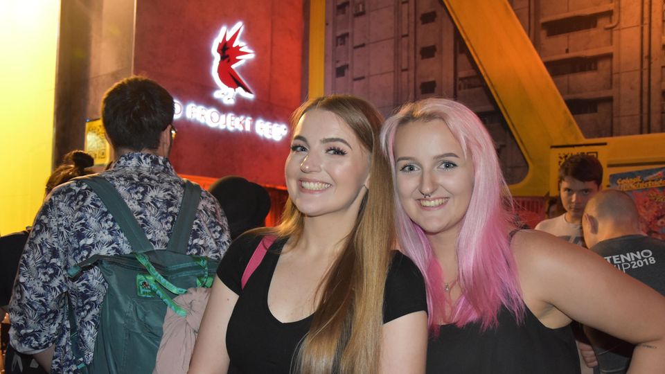 Jenny und Magdalena stehen Schlange für "Cyberpunk 2077" Die beiden jungen Frauen Jenny und Magdalena vor dem Messestand von Entwickler "CD Project Red"