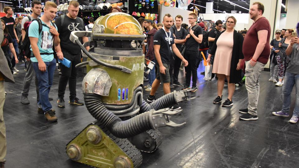 Ein sprechender Roboter auf der Gamescom 2019 fährt durch eine Menschenmenge