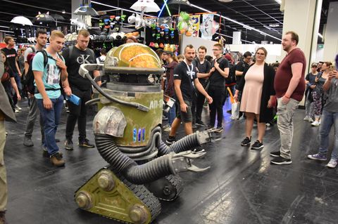 Ein sprechender Roboter auf der Gamescom 2019 fährt durch eine Menschenmenge