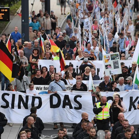 Unterstützer der rechtsextremistischen Bewegung Pro Chemnitz laufen durch das Zentrum von Chemnitz