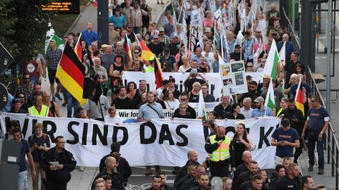 Unterstützer der rechtsextremistischen Bewegung Pro Chemnitz laufen durch das Zentrum von Chemnitz