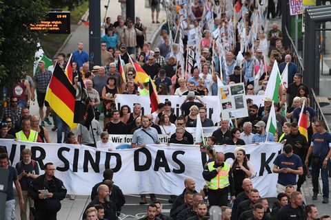 Unterstützer der rechtsextremistischen Bewegung Pro Chemnitz laufen durch das Zentrum von Chemnitz