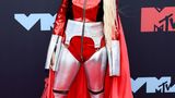 Weniger sexy, dafür umso auffälliger tauchte Sängerin Ava Max auf: Sie schlüpfte ins Superheldinnen-Kostüm und passte damit perfekt zum großen Abend der weiblichen Künstler: Denn es waren überwiegend Frauen, die die Awards abräumten und mit ihren Auftritten begeisterten. 