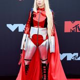Weniger sexy, dafür umso auffälliger tauchte Sängerin Ava Max auf: Sie schlüpfte ins Superheldinnen-Kostüm und passte damit perfekt zum großen Abend der weiblichen Künstler: Denn es waren überwiegend Frauen, die die Awards abräumten und mit ihren Auftritten begeisterten. 