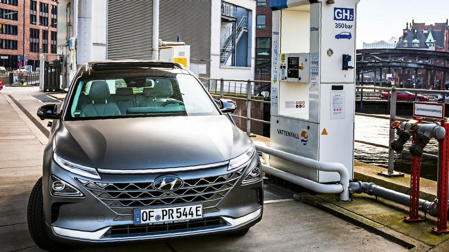 Der Hyunday Nexo an einer Wasserstofftankstelle in der Hamburger Hafencity