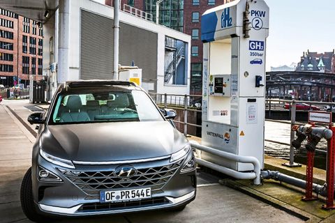 Der Hyunday Nexo an einer Wasserstofftankstelle in der Hamburger Hafencity