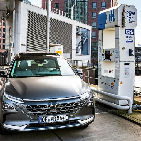 Der Hyunday Nexo an einer Wasserstofftankstelle in der Hamburger Hafencity
