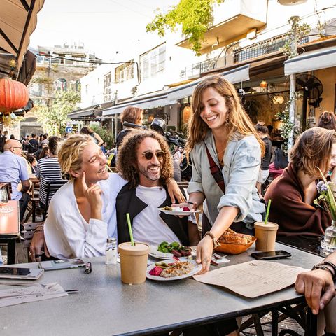 Menschen mit Essen an einem Restauranttisch in Jaffa, Tel Aviv