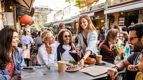Menschen mit Essen an einem Restauranttisch in Jaffa, Tel Aviv