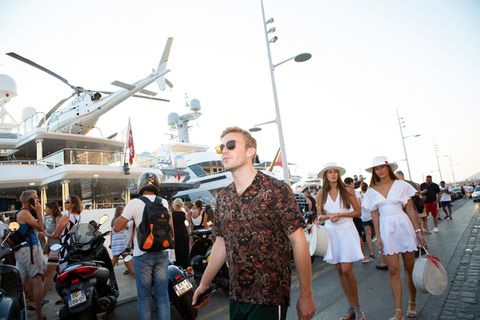 Reporter Freddy hat den Style, aber nicht das Geld. Zum Glück kann man Letzteres mit Ersterem ganz gut faken. Wenn er jetzt noch Heli fliegen könnte ...