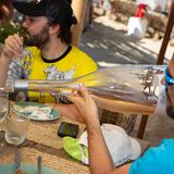 Das Lästige an großen Flaschen: Man muss viel schneller trinken, bevor alles zu warm wird. Unser Reporter hatte immer ein leeres Glas dabei, um auszuhelfen