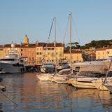 30 Minuten Jetski fahren kostet am Pampelonne Beach 100 Euro, eigentlich: Wannabe rich kid Freddy hat sich den Cruise erschnorrt.