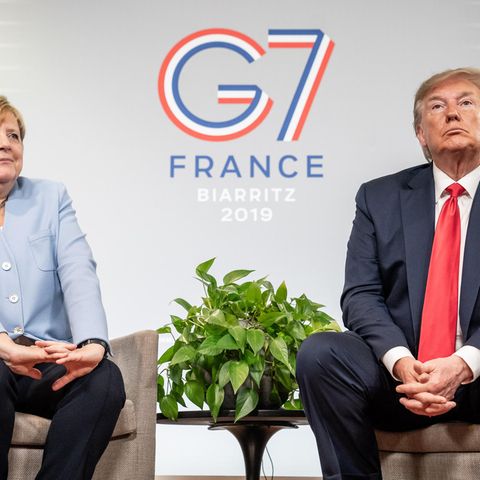 Merkel kommentiert Trump mit witzigen Gesten