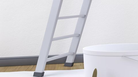 Mithilfe einer Leiter wollte ein Franzose Heimwerkerarbeiten in seinem Bad ausführen (Symbolbild)