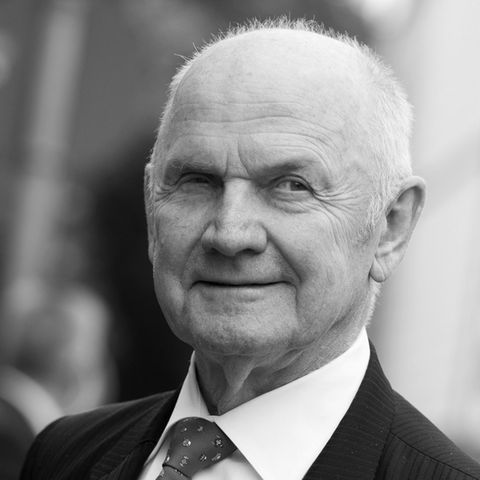Ein Schwarz-weiß-Foto zeigt den Ex-VW-Manager verschmitzt lächelnd im Anzug