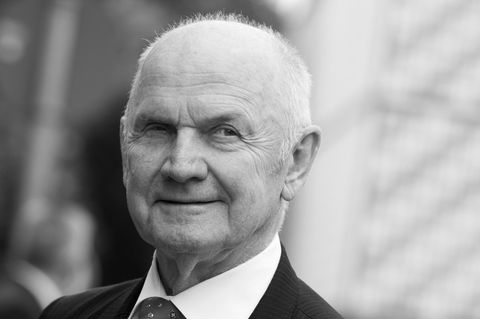 Ein Schwarz-weiß-Foto zeigt den Ex-VW-Manager verschmitzt lächelnd im Anzug