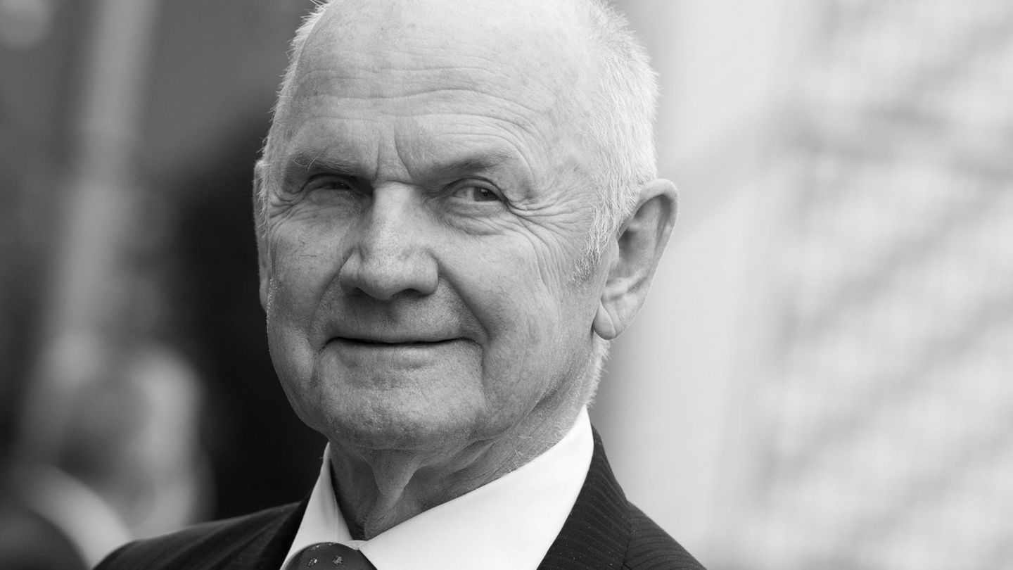 Ein Schwarz-weiß-Foto zeigt den Ex-VW-Manager verschmitzt lächelnd im Anzug