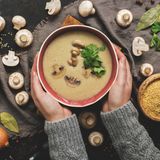 Suppenschüssel mit Pilzen