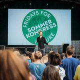 Joko auf der Bühne beim Sommerkongress von Fridays for Future in Dortmund