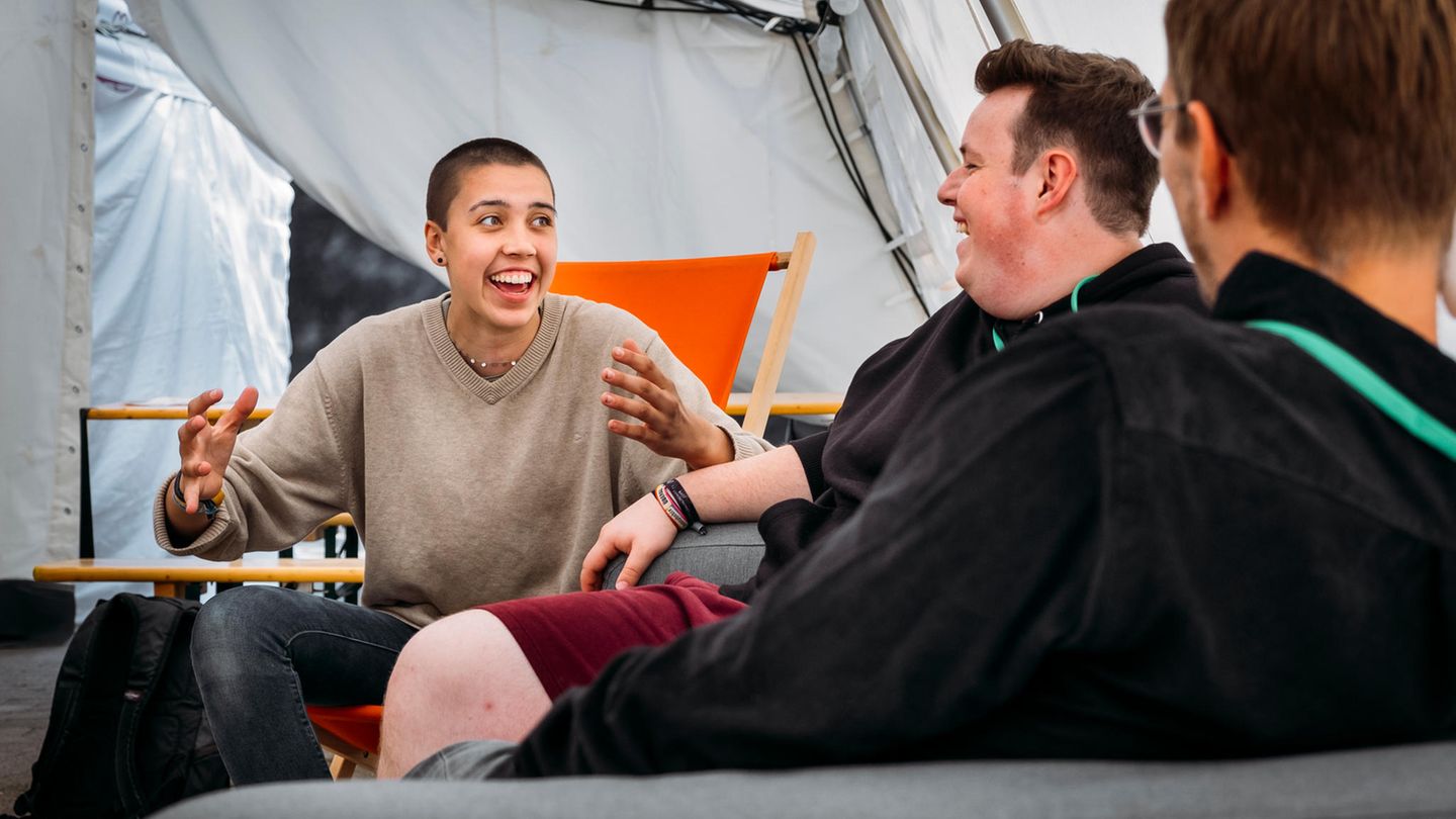Helena und Luke haben wochenlang in einer WG gewohnt, um den Sommerkongress hochzuziehen. Dafür sind sie erstaunlich gut gelaunt.