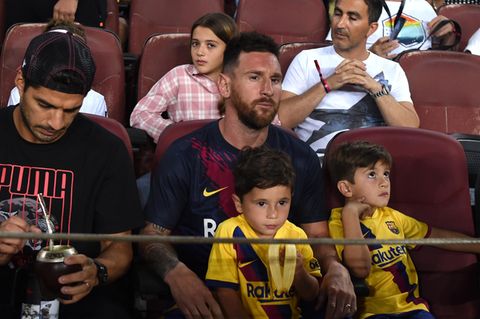 Luis Suarez (l.) und Lionel Messi mit seinen Söhnen Matteo und Thiago (r.)