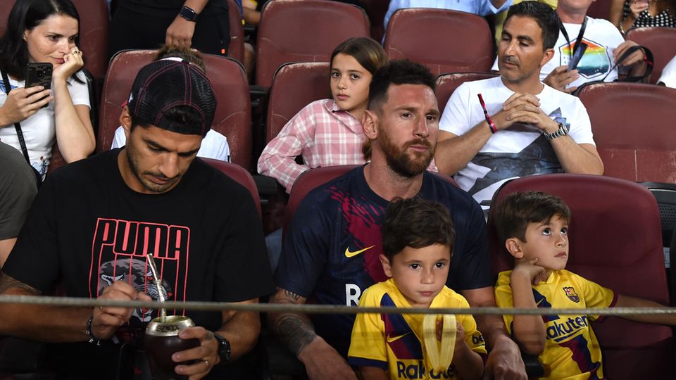 Luis Suarez (l.) und Lionel Messi mit seinen Söhnen Matteo und Thiago (r.)