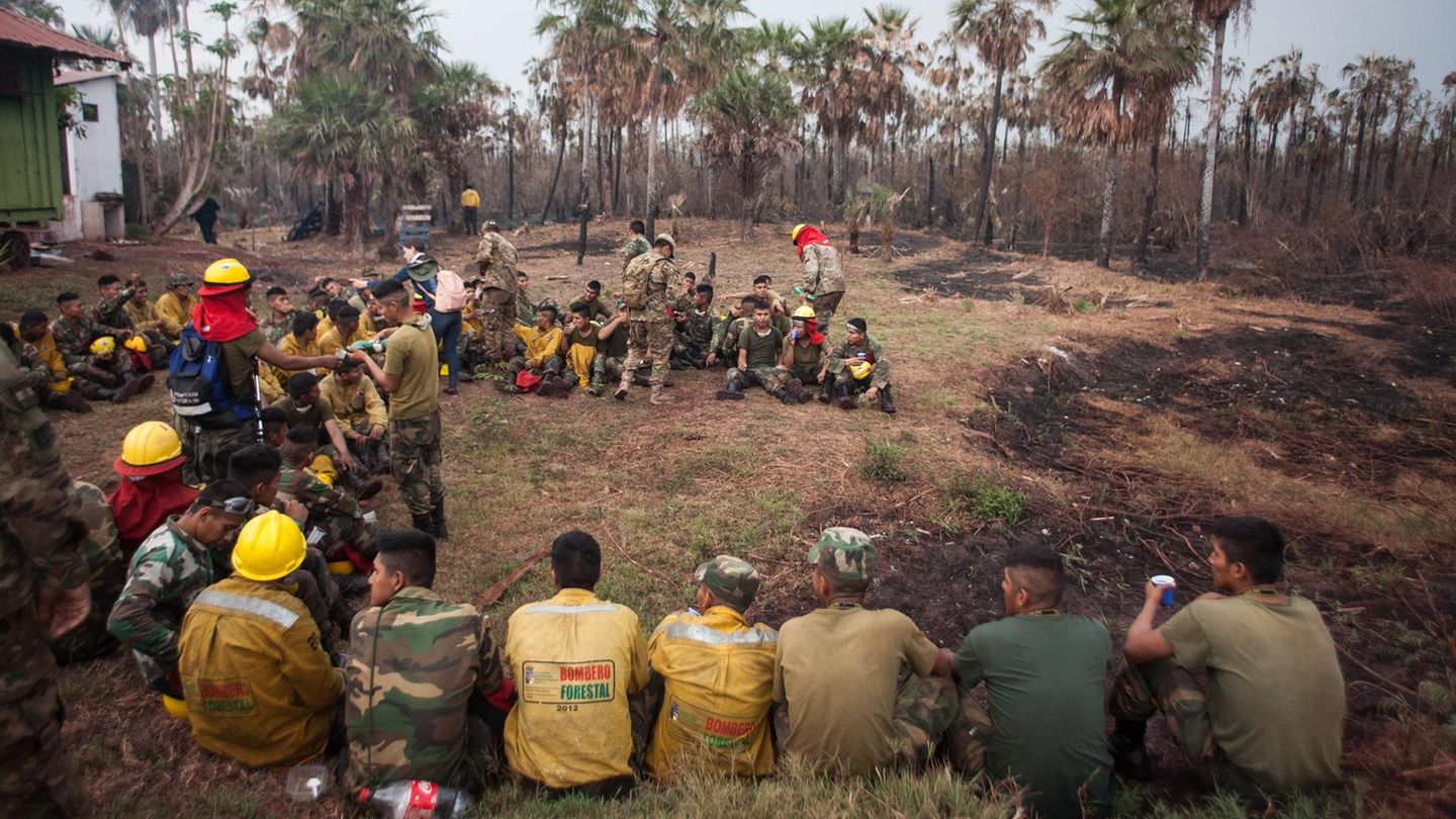 Bolivien, Otuquis: Feuerwehrleute ruhen sich während ihres Einsatzes im Amazonasgebiet aus