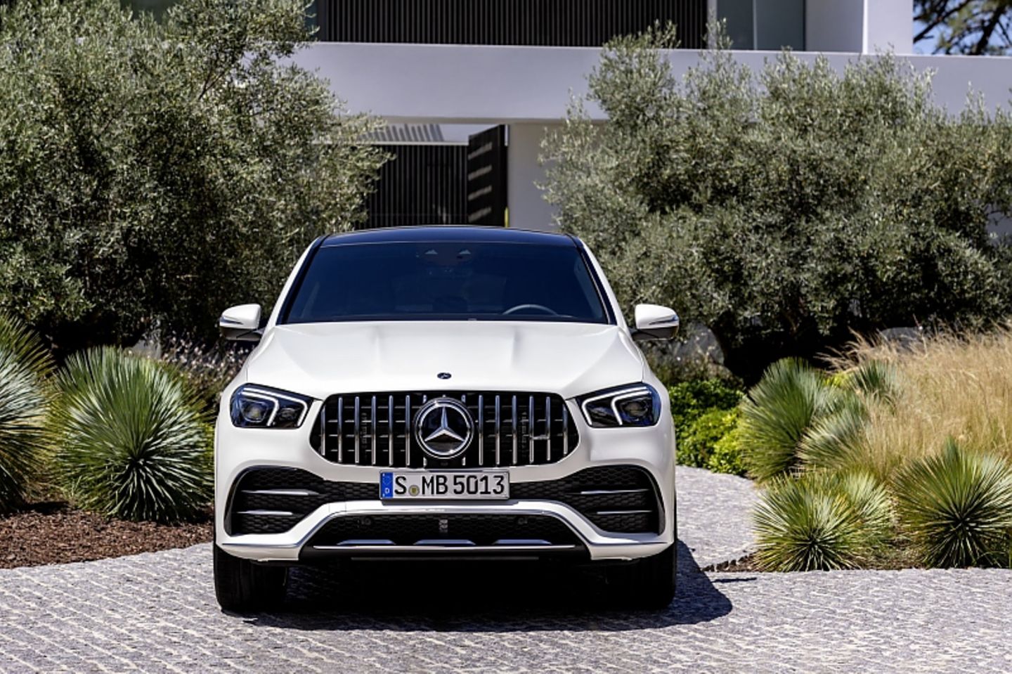 Die Front der AMG-Version ist aggressiver