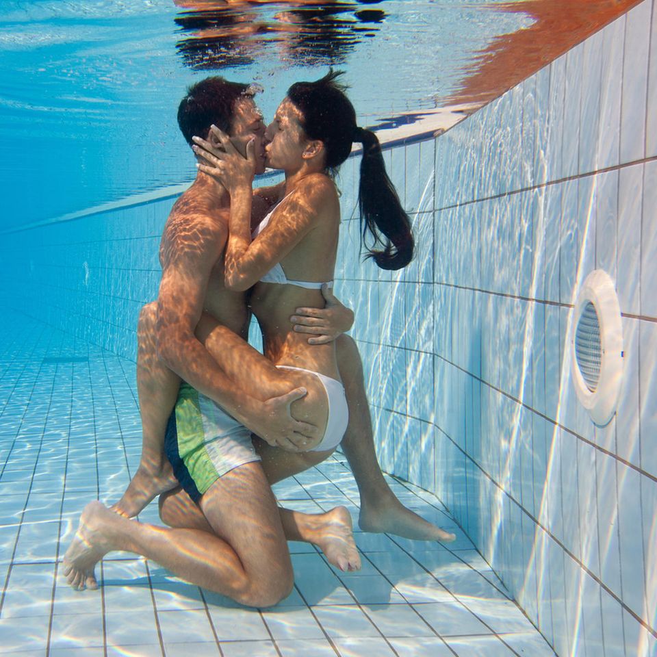 Frivole Partyspielchen  "Einmal gab es das Spiel, bei dem amerikanische Ü40- Paare in Sex-Positionen Luftballons zum Platzen bringen mussten. Zwei Animateure hielten die Frauen fest, die dann von hinten von ihrem Partner quasi ‚begattet' wurden - zur Belustigung der zuschauenden Poolgäste", schreibt Urlauberin Maria.