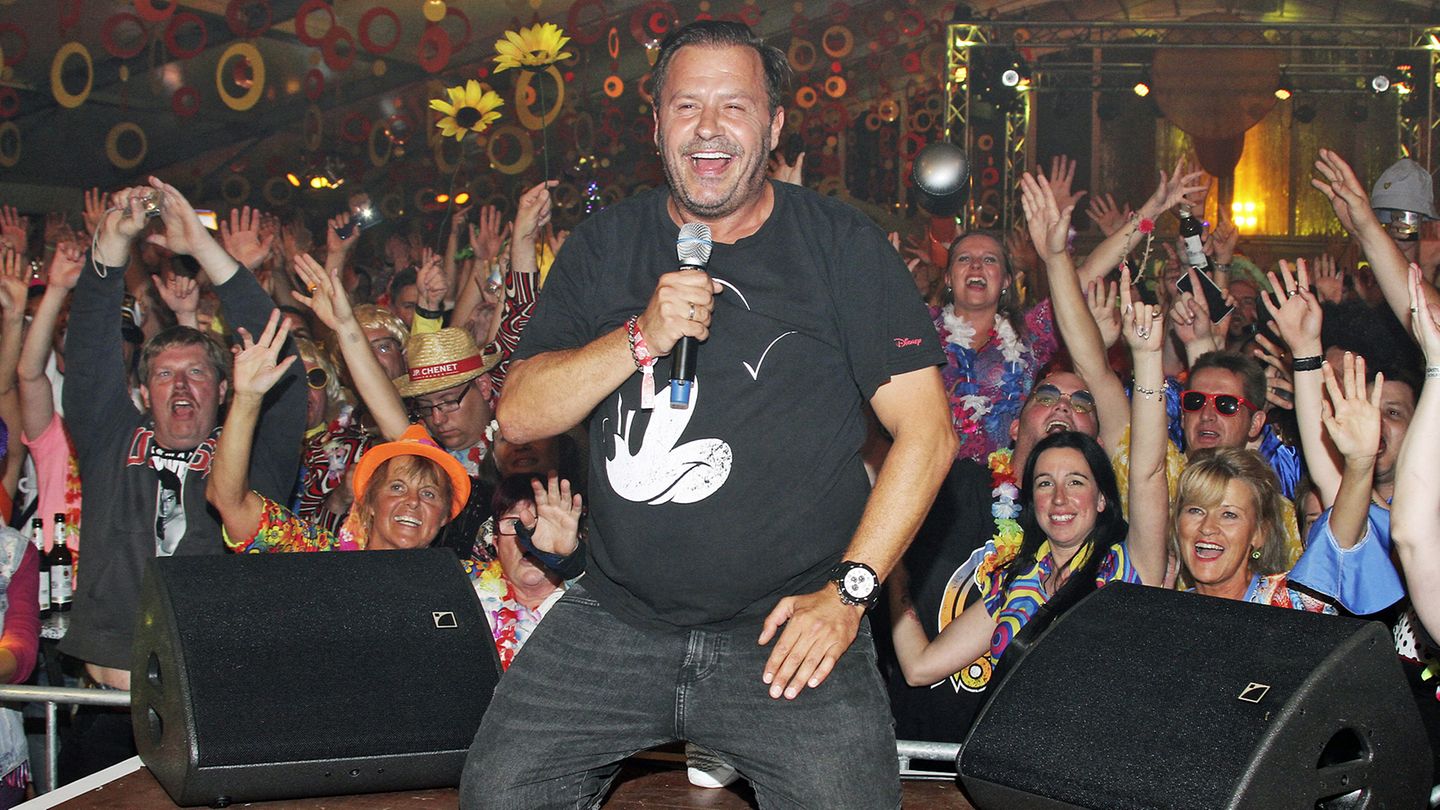 Schlager-Party ohne Ende  "Als neuestes Thema hat das Hotel den deutschen Schlager für sich entdeckt - in unserer Anwesenheit fanden nicht weniger als vier Schlagernächte statt. Das hatte schon etwas sehr Ballermann-artiges, insbesondere der Auftritt von Willi Herren (Foto), der sogar beim Ballermann wegen Peinlichkeit rausgeflogen ist", berichtet Urlauber Max.