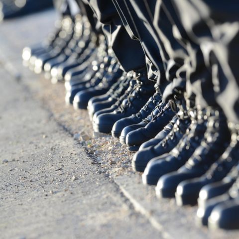 Von einer Reihe Bundeswehrsoldaten sind nur die Stiefel und die Beine zu sehen
