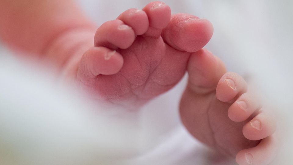 Eine hirntote Frau aus Tschechien gebar ein gesundes Kind (Symbolfoto von Säuglingsfüßen)