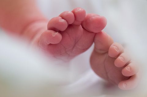 Eine hirntote Frau aus Tschechien gebar ein gesundes Kind (Symbolfoto von Säuglingsfüßen)