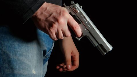 Mann mit Schusswaffe