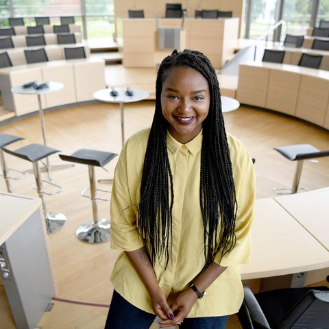 Aminata Touré an ihrem Arbeitsplatz, dem Plenarsaal des Landesparlaments in Kiel