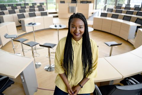 Aminata Touré an ihrem Arbeitsplatz, dem Plenarsaal des Landesparlaments in Kiel