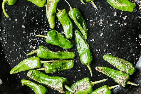 Bratpaprika, Öl und Salz, mehr braucht man nicht für Pimientos de Padrón