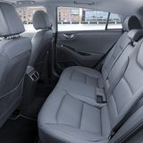 Die Beinfreiheit im Fond ist in Ordnung, um den Kopf wird es ab einer Körpergröße von 1,85 Meter eng