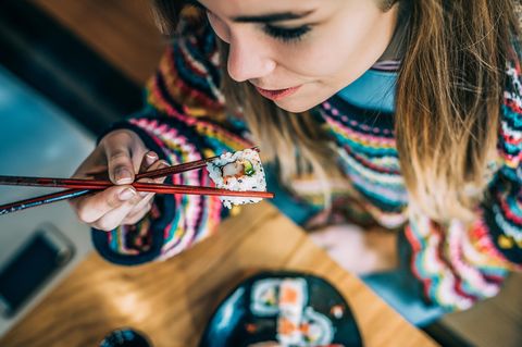 Frau isst Sushi