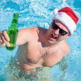 Komasaufen im Pool   "Man musste den Becher Rum austrinken und so schnell wie möglich zur anderen Seite schwimmen, wo schon der nächste Becher stand.... Für uns etwas zu viel, mittags um 13 Uhr", erinnern sich die Urlauber Andy und Dani.