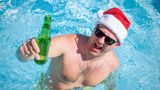Komasaufen im Pool   "Man musste den Becher Rum austrinken und so schnell wie möglich zur anderen Seite schwimmen, wo schon der nächste Becher stand.... Für uns etwas zu viel, mittags um 13 Uhr", erinnern sich die Urlauber Andy und Dani.