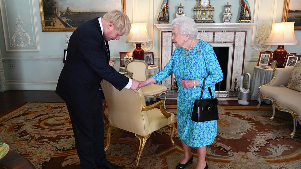 Diese Trümpfe hat die Queen theoretisch in der Hand Königin Elizabeth II. von Großbritannien begrüßt Boris Johnson