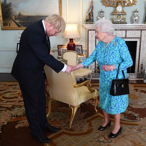 Königin Elizabeth II. von Großbritannien begrüßt Boris Johnson
