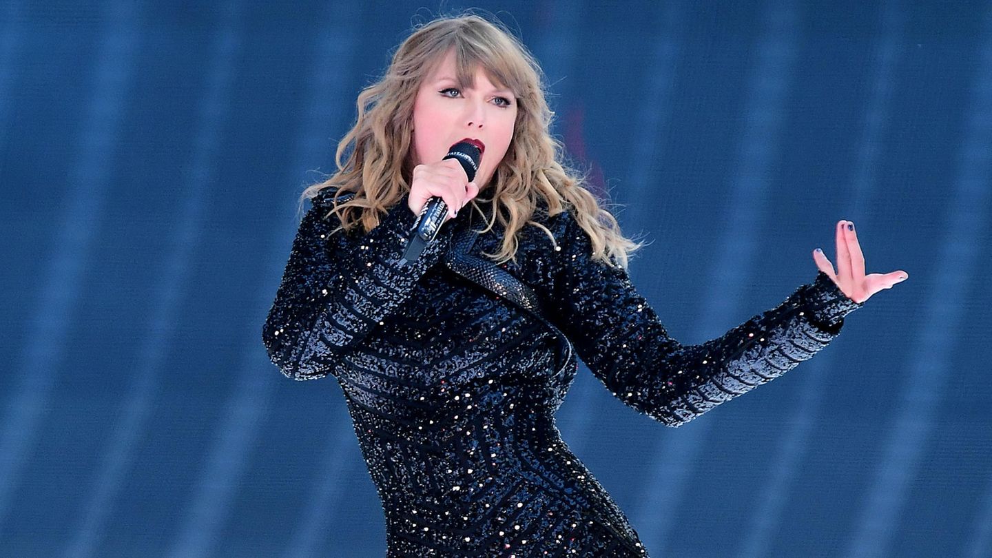 Popsternchen Taylor Swift singend auf der Bühne.