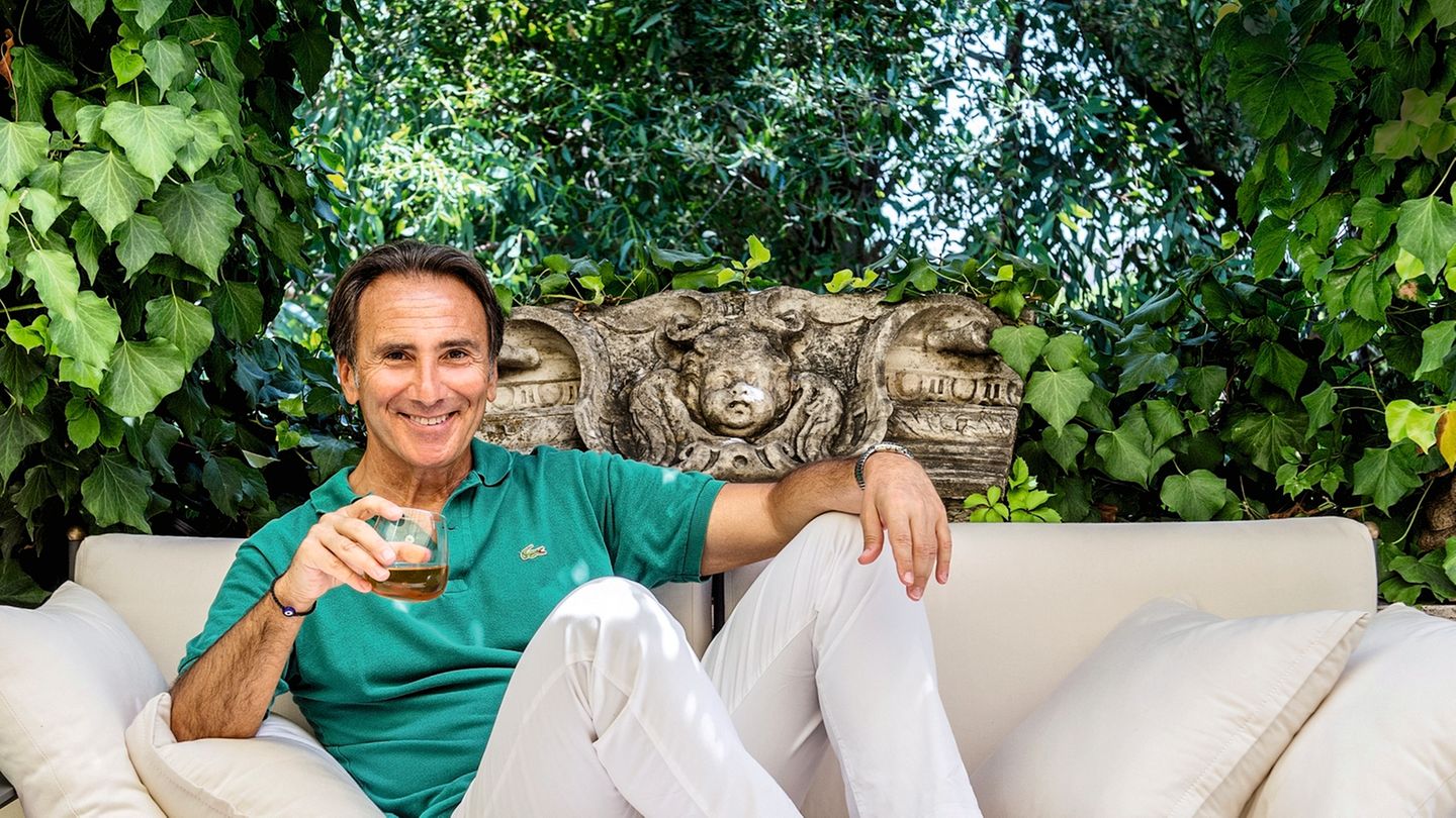 Bruno Maccallini, 59, bekannt für seine Cappuccino-Werbespots, zu Hause auf seiner Terrasse in Rom