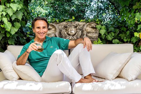 Bruno Maccallini, 59, bekannt für seine Cappuccino-Werbespots, zu Hause auf seiner Terrasse in Rom