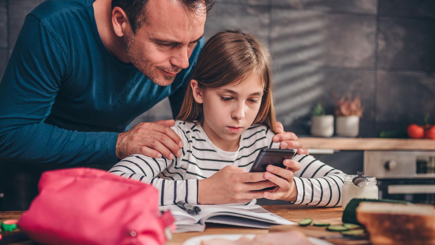 Die Kinder dürften es eher nervig finden, die Eltern aber begeistert sein: Eine App sperrt die Handys der Kinder, bis sie ihren Eltern antworten.