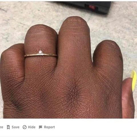 Die Hand einer Frau mit einem zarten Ring