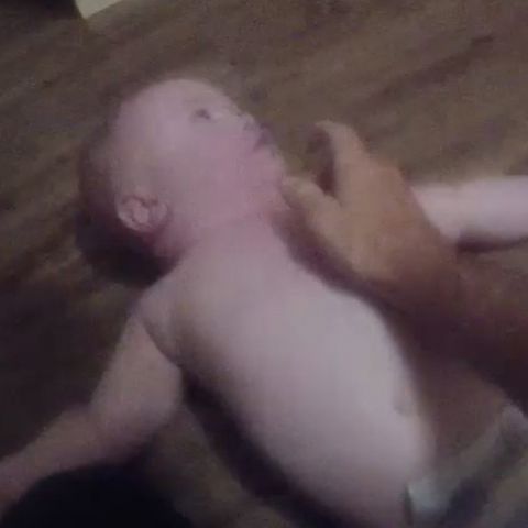 US-Cop rettet Baby vor dem Ersticken.